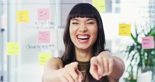 Gesicht, das auf dich zeigt und Geschäft mit der Frau, Lächeln und Motivation mit Unterstützung