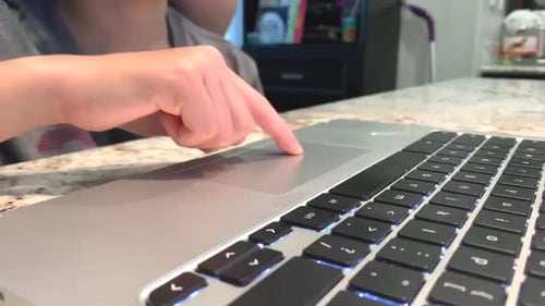 Adulto ajudando criança com ensino à distância on-line em um livro cromado. Ensino em casa. Close-up. 4 km de parada