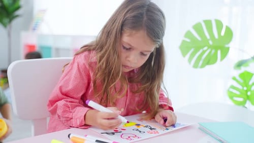 Kaukasische junge Studentin zeichnet in der Schule ein Kunstbild auf Papier.