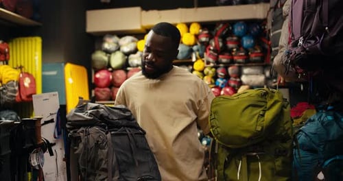 Decoding Adventure : le dilemme d'un Afroaméricain à deux sacs à dos dans un magasin d'équipement spécialisé