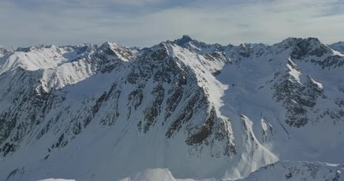 Tageslicht beleuchtet schneebedeckte Berge