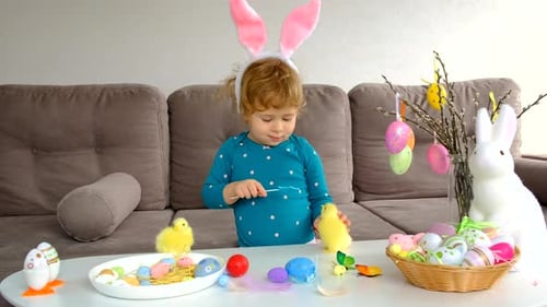Oster-Tischeier und Dekoration und Kinder