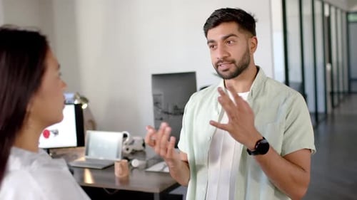 Kollegen diskutieren über Robotik-Projekt, Kollegen im modernen Büro mit Computer und Geräten