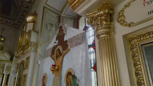 Uma visão de Jesus na Cruz e de sua mãe e de uma senhora na Igreja.