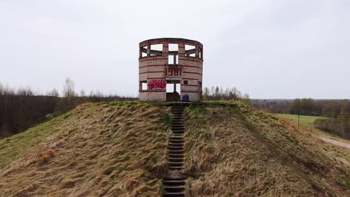 Toma con un Zumbido de la torre abandonada de una base de misiles soviética marcada en 1981 en el área de Zvarde