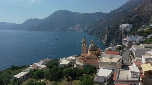 Vue aérienne de la côte de Praiano et de l'église paroissiale de Saint Januarius par une journée d'été ensoleillée à Amalfi