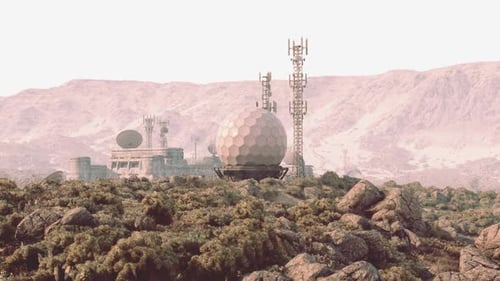 Base militar de montaña con torres de radar y comunicación