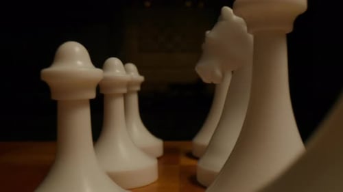 Weiße Schachfiguren auf Schachbrett Macro Dolly Shot