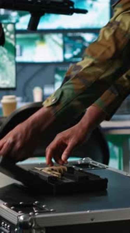 Vidéo verticale : unités militaires chargeant des armes et se préparant à une mission d'assaut ennemie