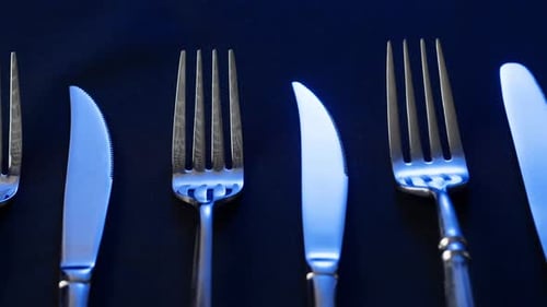 Elegante mesa para camarero de restaurante con plato cuadrado blanco y cubiertos dispuestos para