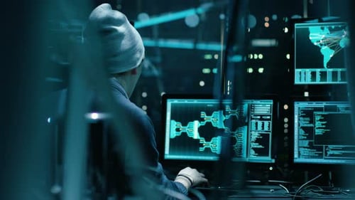 Vue arrière d'un hacker adolescent infectant par des virus les serveurs de données des infrastructures gouvernementales. Son salut