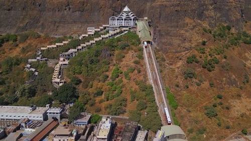 Vue aérienne du temple Saptashrungi Devi, haut de la colline, demi-shakti peetha, avec vue panoramique sur les montagnes, Vani