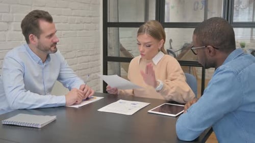 Jeune femme parlant avec des coéquipières multiethniques
