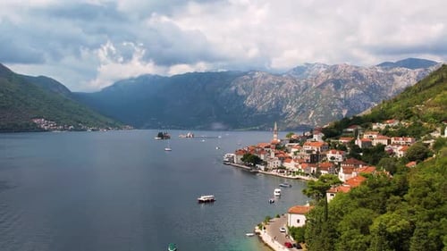 Drohnenaufnahme der authentischen Architektur von Perast und Kotor Bay