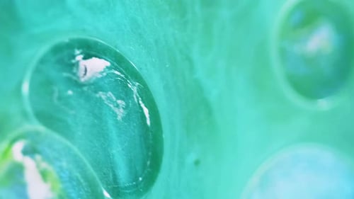 Pintura con burbujas de aceite con purpurina húmeda, gotas azules