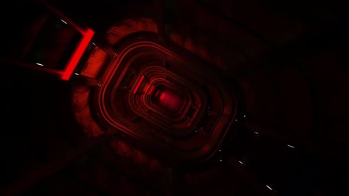 Die Kamera fliegt und dreht sich im rot beleuchteten technischen Korridor eines Raumschiffs oder eines Planetenmoduls