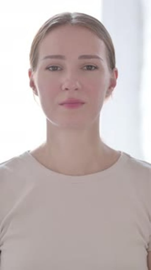 Porträt einer seriösen Frau, die in die Kamera schaut, vertikales Video