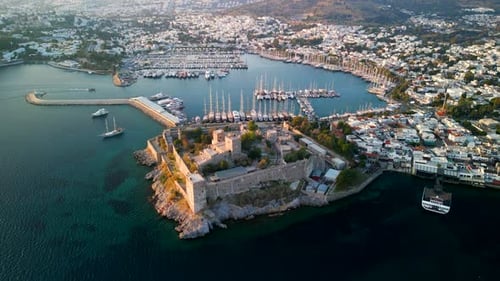 Luftaufnahme der Burg und des Jachthafens von Bodrum, Türkei.