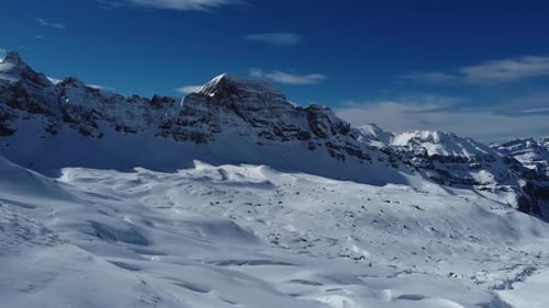 Vue aérienne de la vallée enneigée d'Izas dans les Pyrénées en hiver