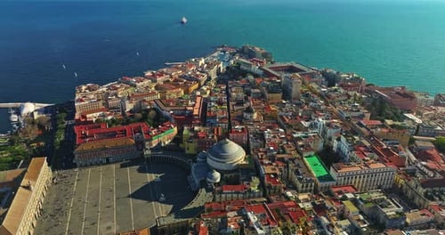 Vista aérea del centro histórico de Nápoles Vista de toda la ciudad sobre monumentos históricos y la iglesia