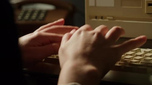 Frau schreibt auf der Tastatur, Retro-PC-Nahaufnahme, alter Computer Studio, Nahaufnahme, Desktop, Vintage-Retro-Welle