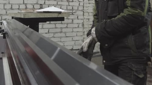 Biegemaschine. Biegen von Metall. Biegen von Metall. Metallbearbeitung
