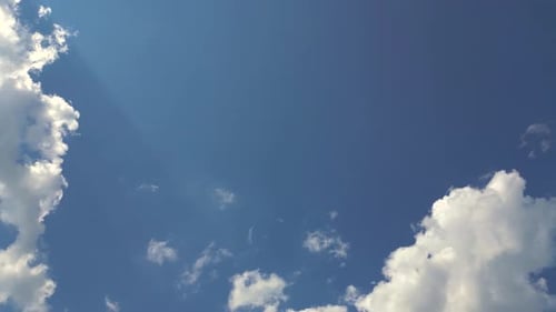 Sommerblauer Himmel, Wolkenverlauf, hellweißer Hintergrund. Schönheit: klar, wolkig, im Sonnenschein, ruhig, hell, w
