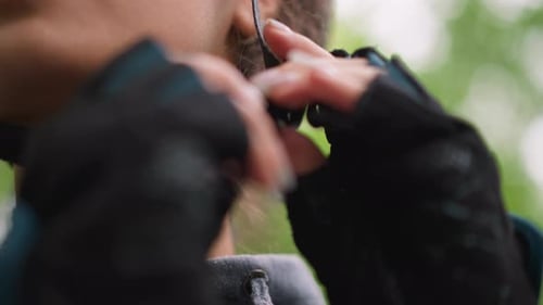 Sangle de casque sécurisée, gros plan du cycliste, attache le casque sous la mentonnière pour assurer l'ajustement et la sangle du casque