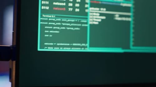 Hacker carregando uma unidade flash USB com dados roubados no PC