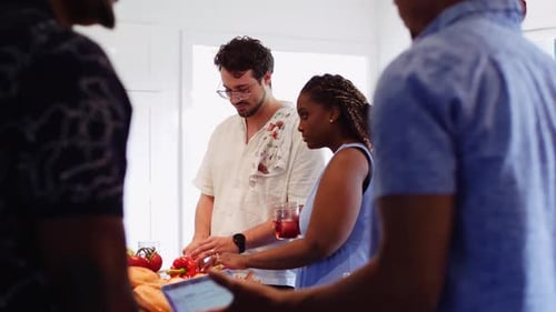 Viel Spaß beim Kochen mit der Familie und beim Verwenden des Laptops in der Küche für Rezepte und Ideen für das Abendessen