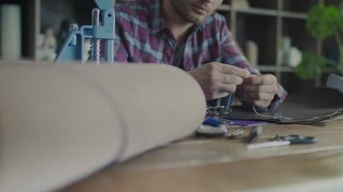Handgemachter Lederhandwerker bei der Arbeit