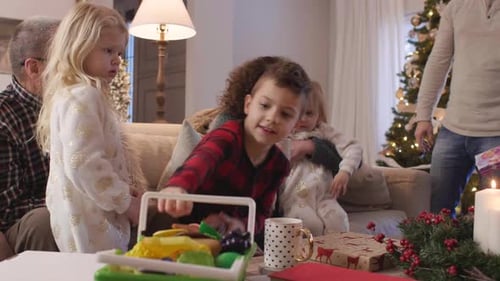 Família estendida abre presentes na manhã de Natal