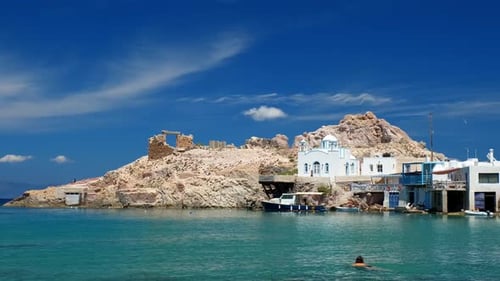 La plage de Firapotamos à Milos, en Grèce