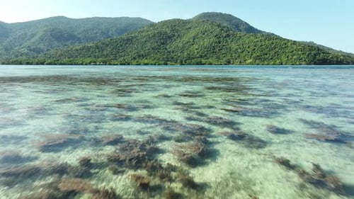 Vista aérea de la hermosa isla tropical aislada en Karimunjawa, Indonesia.
