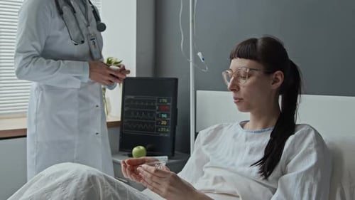 Patientin nimmt Pillen von ihrem Arzt