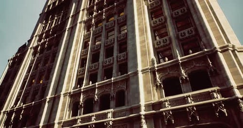 Detalle arquitectónico histórico de un gran edificio en un entorno urbano