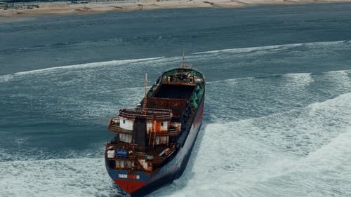 Luftaufnahme, Blick von oben auf das alte rostige gestrandete Logistikschiff am Strand