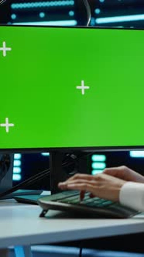 Vertikaler Videoadministrator verwendet AI-Technologie auf einem PC mit isoliertem Bildschirm, um Wartungsarbeiten im Serverraum durchzuführen