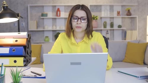 Frustrierte besorgte Geschäftsfrau, die von zu Hause aus am Computer arbeitet und die Dinge nicht gut laufen.
