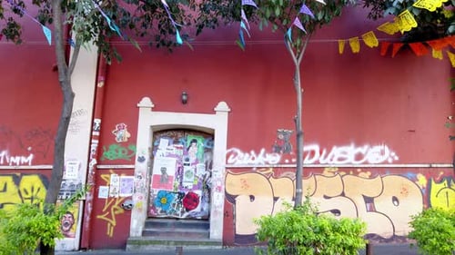 Urbane Straßenmauer mit Graffiti und Postern