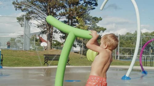 Diversão aquática ao pôr do sol Joyful Kids in City Playground Mist