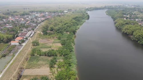 Vue aérienne de la rivière Bengawan Solo le matin, rivière dans le centre de Java, Indonésie