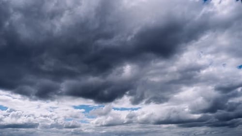 Zeitraffer von Cumuluswolken bewegen sich am blauen Himmel