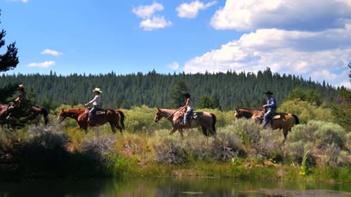 Eine Gruppe von Menschen reitet auf Pferden auf dem wunderschönen Mountainside Trail 3