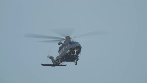 Hélicoptère militaire volant avec rotor rotatif