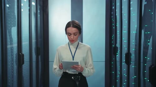 Ein Experte mit Erfahrung im Rechenzentrumsmanagement, der ein Tablet zur Steigerung der Effizienz verwendet