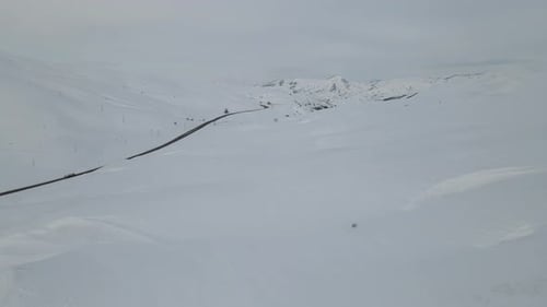 Luftaufnahme der Autobahn im Winter
