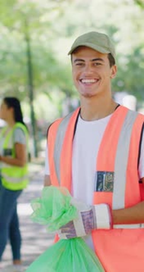 Sea voluntario, hombre o cara con una bolsa de plástico en el parque para limpiar el medio ambiente, celebrar el Día de la Tierra o reciclar