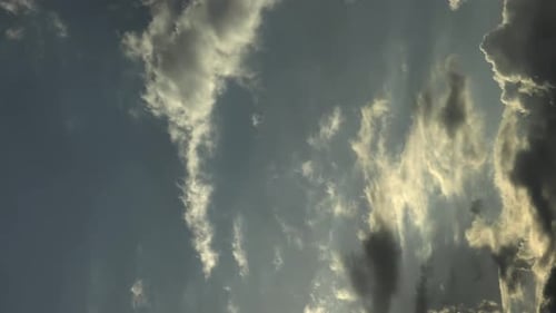 Dramatisch Zeitraffer bewegter weißer Wolken am stürmischen Himmel