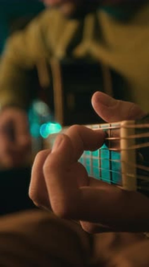 Vertikale des Spielens von Akkorden auf der Gitarre